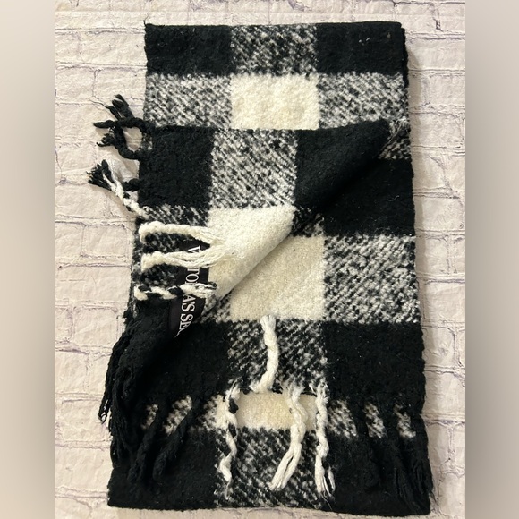 VICTORIA’S SECRET CHUNKY PLAID BLACK AND WHITE WITH FRINGE OVERSIZED SCARF - Picture 5 of 7